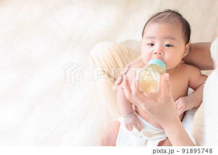 ミルクを飲む赤ちゃん　生後1ヶ月　コピースペース 91895748