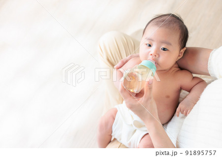 ミルクを飲む赤ちゃん　生後1ヶ月　コピースペース 91895757