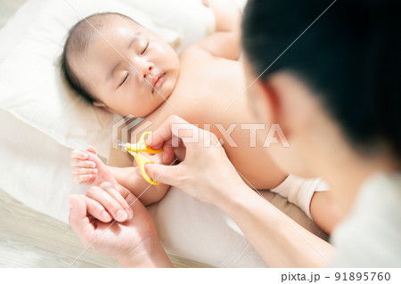 赤ちゃんのネイルケア 爪切りはさみ 生後1ヶ月 赤ちゃんのネイルケア 爪切りはさみ 生後1ヶ月 91895760