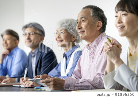 セミナー受講者　シニア　イメージ　 91896250