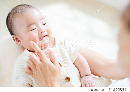 赤ちゃんとの親子遊び ほっぺ ツンツン ふれあい遊び 室内遊び 生後2ヶ月 赤ちゃんとの親子遊び ほっぺ ツンツン ふれあい遊び 室内遊び 生後2ヶ月 91896351