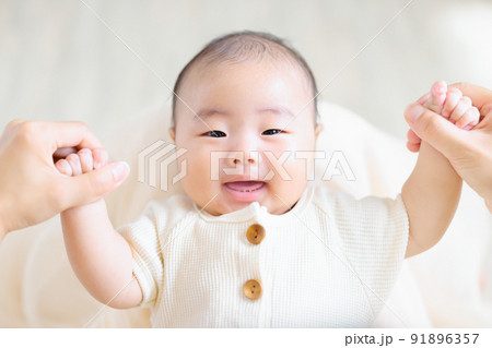 ママの膝の上でのふれあい　生後2ヶ月の笑顔の赤ちゃん 91896357