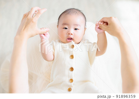 ママの膝の上でのふれあい　生後2ヶ月の赤ちゃん　手遊び 91896359