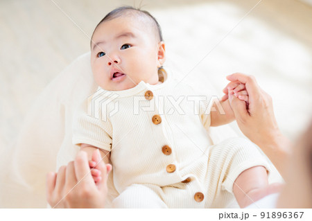 ママの膝の上でのふれあい　生後2ヶ月の赤ちゃん　手遊び 91896367