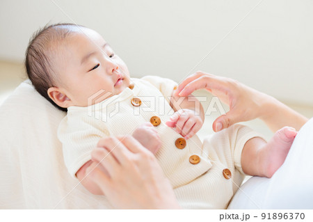 ママの膝の上でのふれあい 生後2ヶ月の赤ちゃん 手遊び ママの膝の上でのふれあい 生後2ヶ月の赤ちゃん 手遊び 91896370