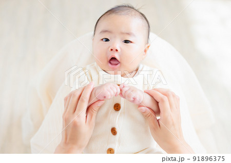 ママの膝の上でのふれあい　生後2ヶ月の元気な赤ちゃん　手遊び 91896375