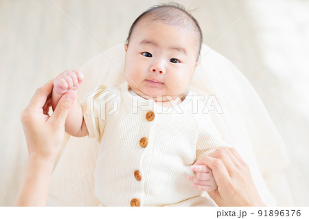 ママの膝の上でのふれあい　生後2ヶ月の元気な赤ちゃん　手遊び 91896376