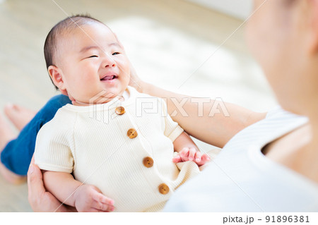 ママの膝の上でのふれあい 生後2ヶ月の笑顔の赤ちゃん ママの膝の上でのふれあい 生後2ヶ月の笑顔の赤ちゃん 91896381
