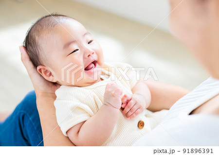 ママの膝の上でのふれあい　生後2ヶ月の笑顔の赤ちゃん 91896391