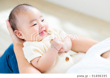 ママの膝の上でのふれあい　生後2ヶ月の笑顔の赤ちゃん 91896395