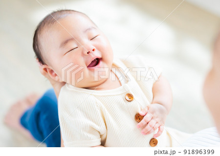 ママの膝の上でのふれあい　生後2ヶ月の笑う赤ちゃん 91896399