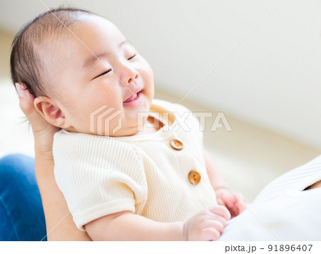 ママの膝の上でのふれあい 生後2ヶ月の笑顔の赤ちゃん クーイング ママの膝の上でのふれあい 生後2ヶ月の笑顔の赤ちゃん クーイング 91896407
