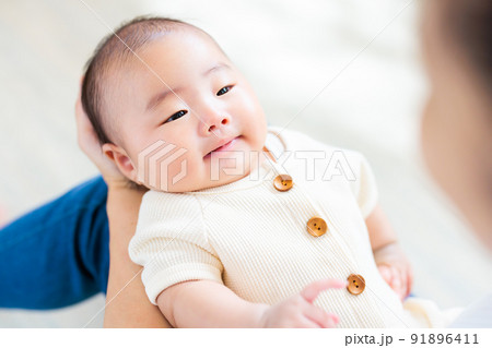 ママの膝の上でのふれあい 生後2ヶ月の笑顔の赤ちゃん ママの膝の上でのふれあい 生後2ヶ月の笑顔の赤ちゃん 91896411