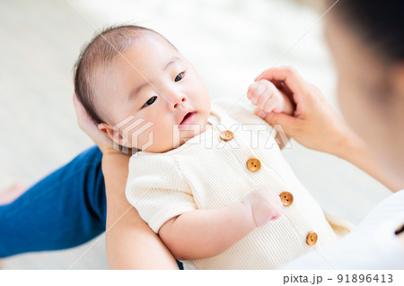 ママの膝の上でのふれあい　生後2ヶ月の赤ちゃん　手遊び 91896413