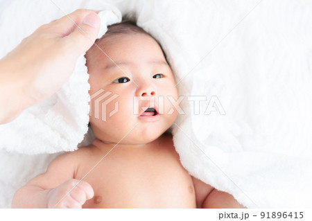 お風呂上がりの赤ちゃん　タオルドライ　ヘアドライ 91896415