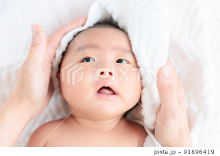 お風呂上がりの赤ちゃん バスタオル 湯上がり ヘアドライ 91896419