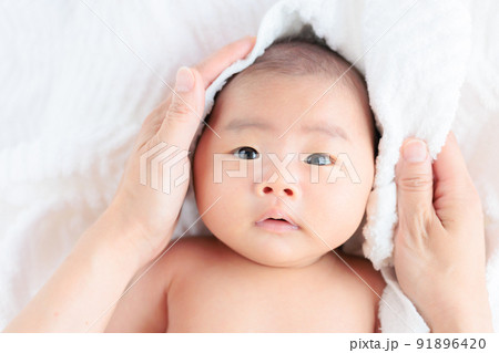 お風呂上がりの赤ちゃん　 91896420