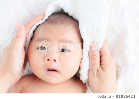 お風呂上がりの赤ちゃん お風呂上がりの赤ちゃん 91896421