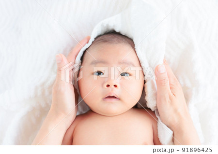 お風呂上がりの赤ちゃん お風呂上がりの赤ちゃん 91896425