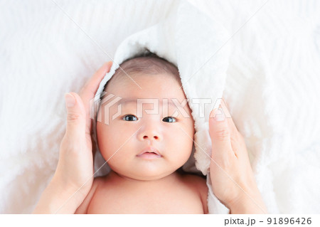 お風呂上がりの赤ちゃん　 91896426