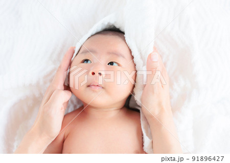 お風呂上がりの赤ちゃん お風呂上がりの赤ちゃん 91896427