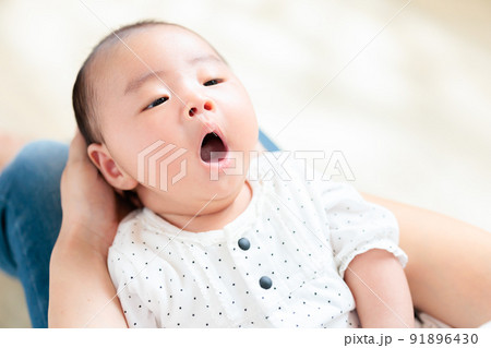 ママの膝の上で大きく口を開ける赤ちゃん クーイング  あくび   91896430
