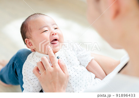 赤ちゃんとの親子遊び　ほっぺ　ツンツン　ふれあい遊び　室内遊び　生後2ヶ月 91896433