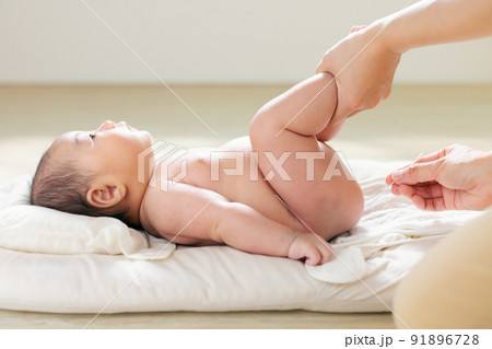 赤ちゃんの便秘解消法　綿棒浣腸　肛門刺激 91896728