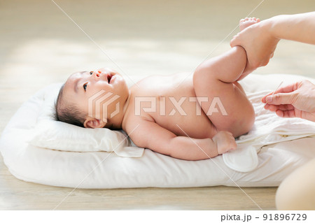 赤ちゃんの便秘解消法　綿棒浣腸　肛門刺激 91896729