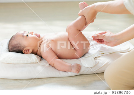 赤ちゃんの便秘解消法　綿棒浣腸　肛門刺激 91896730