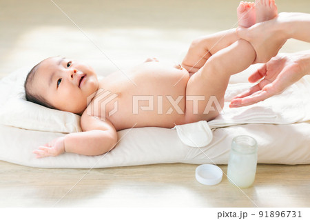 赤ちゃんのお尻に保湿剤を塗る　馬油　ワセリン　おむつかぶれ　おむつ皮膚炎　対策　生後2ヶ月 91896731