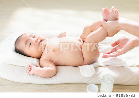 赤ちゃんのお尻に保湿剤を塗る　馬油　ワセリン　おむつかぶれ　おむつ皮膚炎　対策　生後2ヶ月 91896732