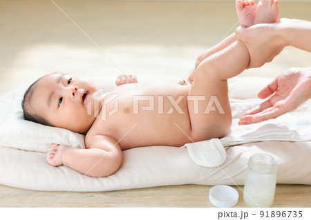 赤ちゃんのお尻に保湿剤を塗る　馬油　ワセリン　おむつかぶれ　おむつ皮膚炎　対策　生後2ヶ月 91896735