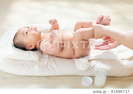 赤ちゃんのお尻に保湿剤を塗る 馬油 ワセリン おむつかぶれ おむつ皮膚炎 対策 生後2ヶ月 赤ちゃんのお尻に保湿剤を塗る 馬油 ワセリン おむつかぶれ おむつ皮膚炎 対策 生後2ヶ月 91896737