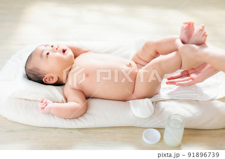 赤ちゃんのお尻に保湿剤を塗る 馬油 ワセリン おむつかぶれ おむつ皮膚炎 対策 生後2ヶ月 赤ちゃんのお尻に保湿剤を塗る 馬油 ワセリン おむつかぶれ おむつ皮膚炎 対策 生後2ヶ月 91896739