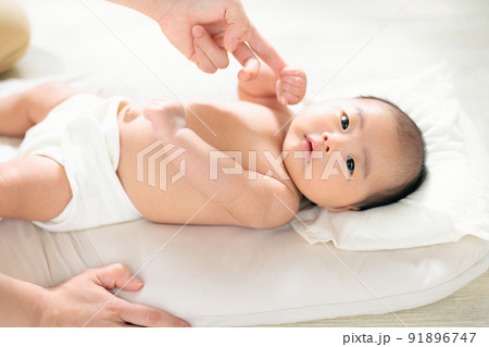 親子のふれあい　手遊び　ふれあい遊び　把握反射　ママの指を握る赤ちゃん　生後1ヶ月 91896747