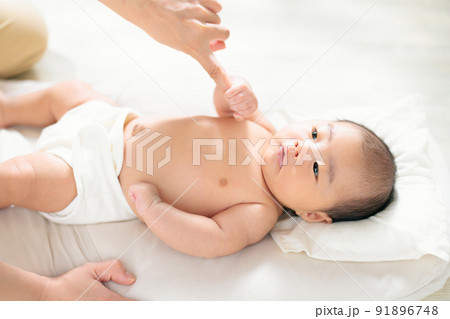 親子のふれあい　手遊び　ふれあい遊び　把握反射　ママの指を握る赤ちゃん　生後1ヶ月 91896748