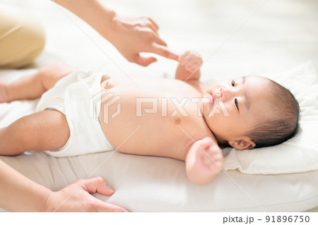 親子のふれあい　手遊び　ふれあい遊び　把握反射　ママの指を握る赤ちゃん　生後1ヶ月 91896750
