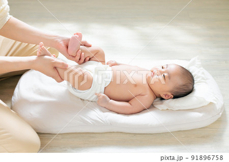赤ちゃんとの親子遊び　ふれあい遊び　室内遊び　運動遊び　スキンシップ　足の運動　 91896758