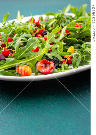 Salad with arugula and fresh berries 91896907