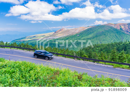 （群馬県）志賀草津道路（さわやか街道）を走る車　後方は白根山 91898009