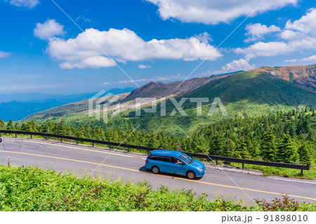 （群馬県）志賀草津道路（さわやか街道）を走る車　後方は白根山 91898010