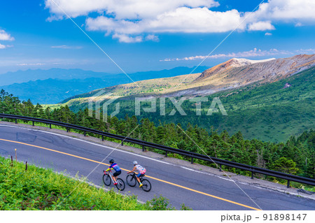 （群馬県）志賀草津道路（さわやか街道）　サイクリングする人達 91898147