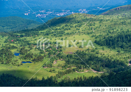 （群馬県）志賀草津道路・日本国道最高地点から見下ろす、芳ヶ平 91898223