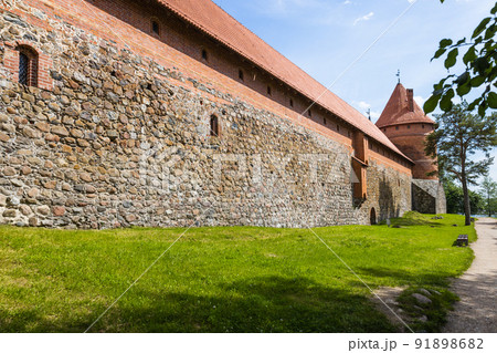 Defense wall and tower of Trakai Castle. Trakai, Lithuania, 10 June 2022 Defense wall and tower of Trakai Castle. Trakai, Lithuania, 10 June 2022 91898682