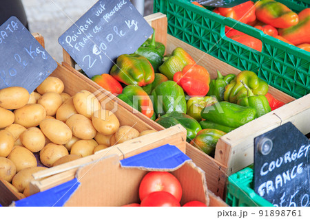 プロヴァンスの美しい村、ムスティエサントマリーで開かれるマルシェにて プロヴァンスの美しい村、ムスティエサントマリーで開かれるマルシェにて 91898761
