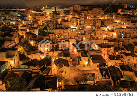 南イタリア、夜のマテーラの洞窟住居群 91898763