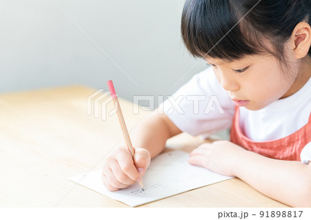 勉強をする女の子 勉強をする女の子 91898817