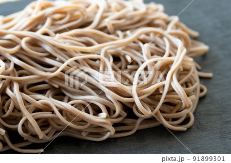 岩盤にのせた二八蕎麦 岩盤にのせた二八蕎麦 91899301