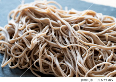 岩盤にのせた二八蕎麦 岩盤にのせた二八蕎麦 91899305